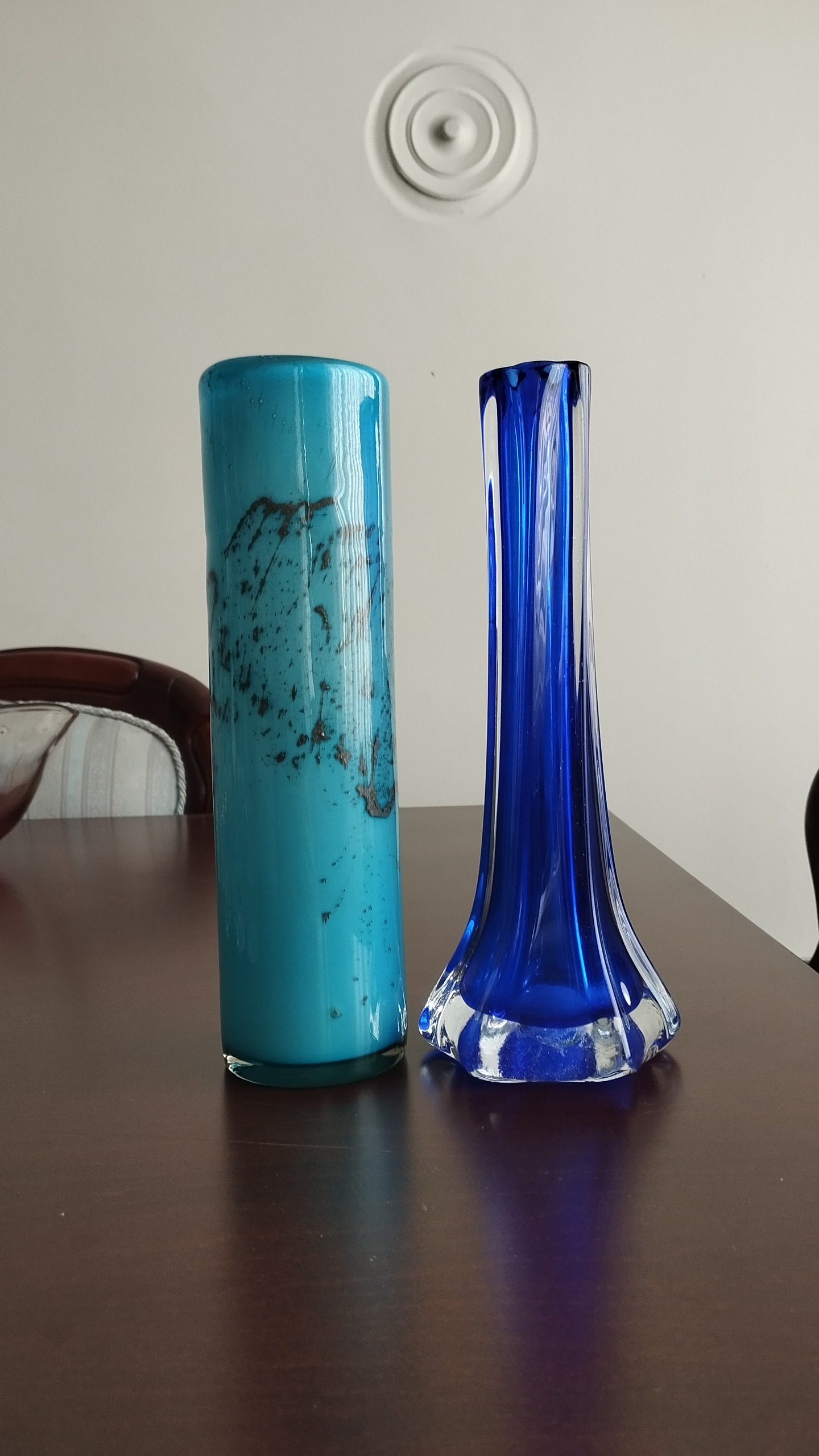 گلدان آبی و دکوری باریک