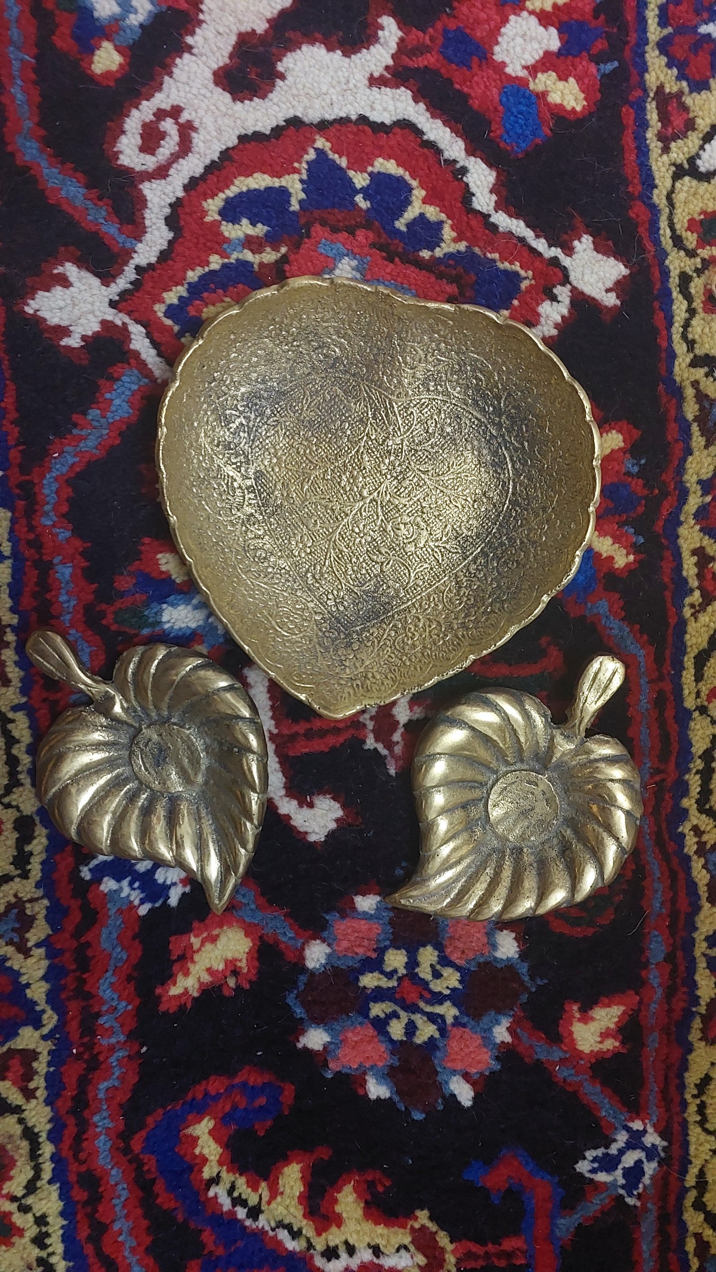 سه تکه ظرف برنزی