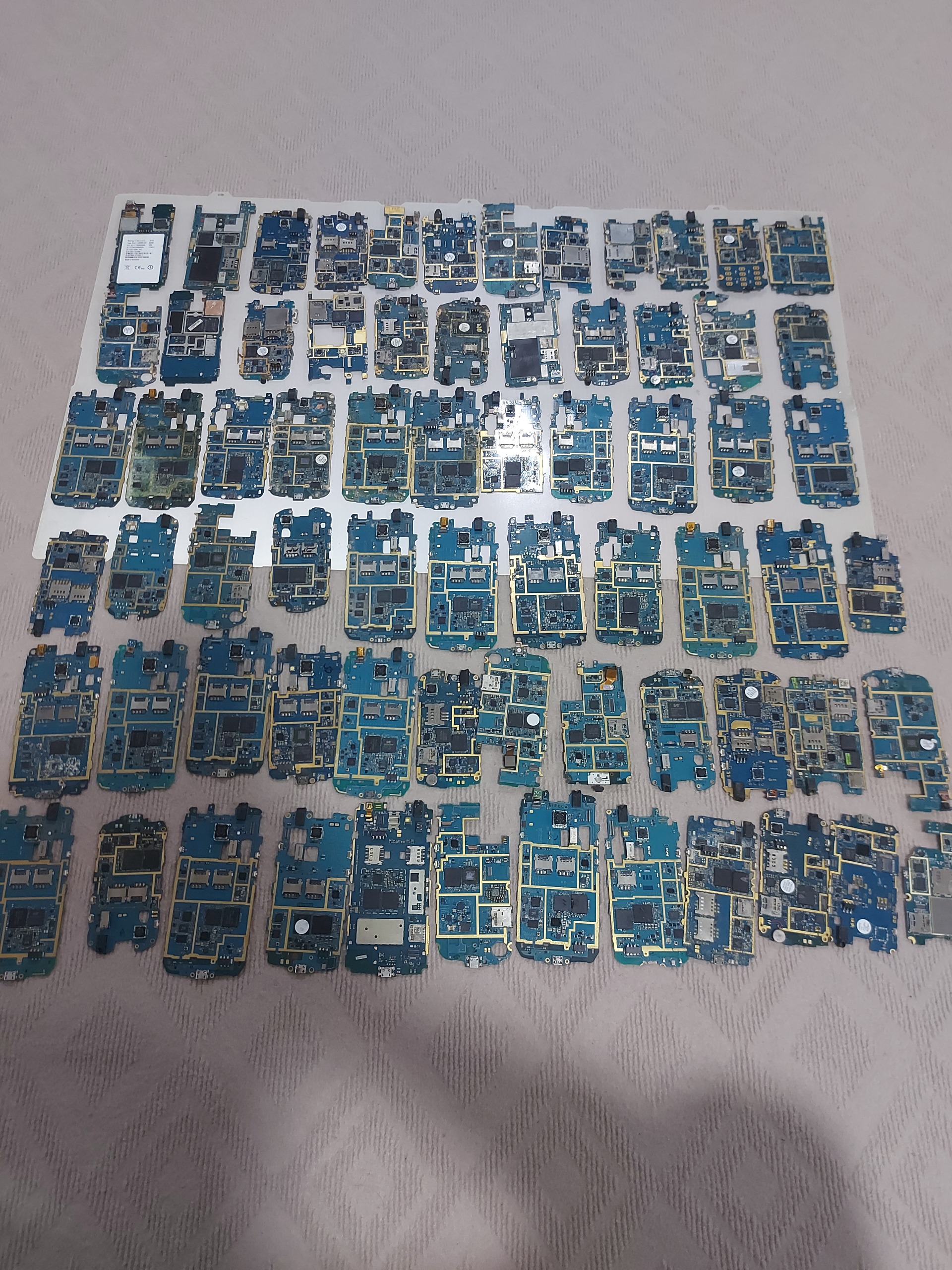 تعدادی برد گوشی اوراقی