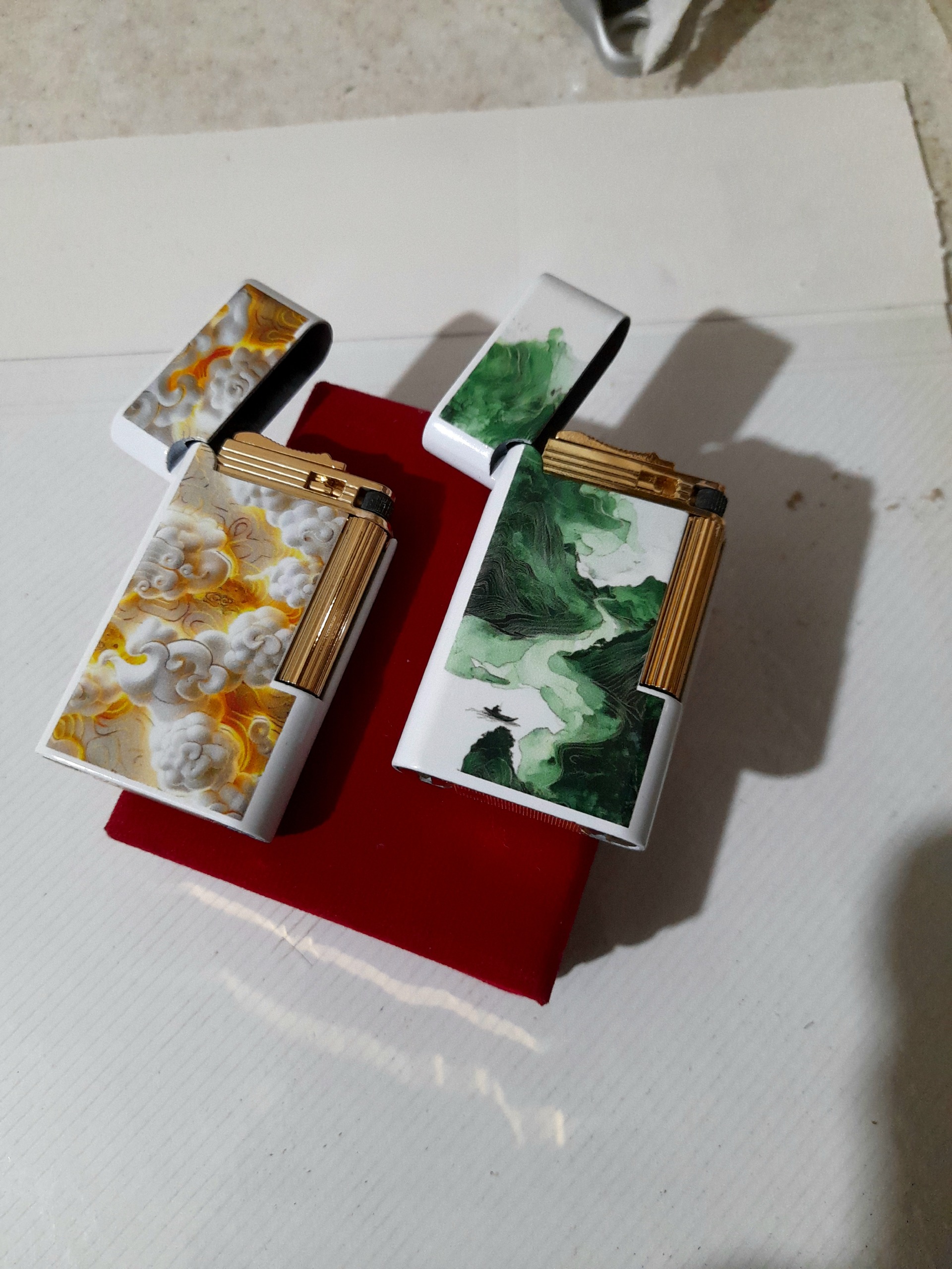 فندک بنزینی بغل زن