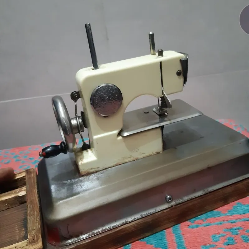 چرخ خیاطی قدیمی فسقلی انگلیس