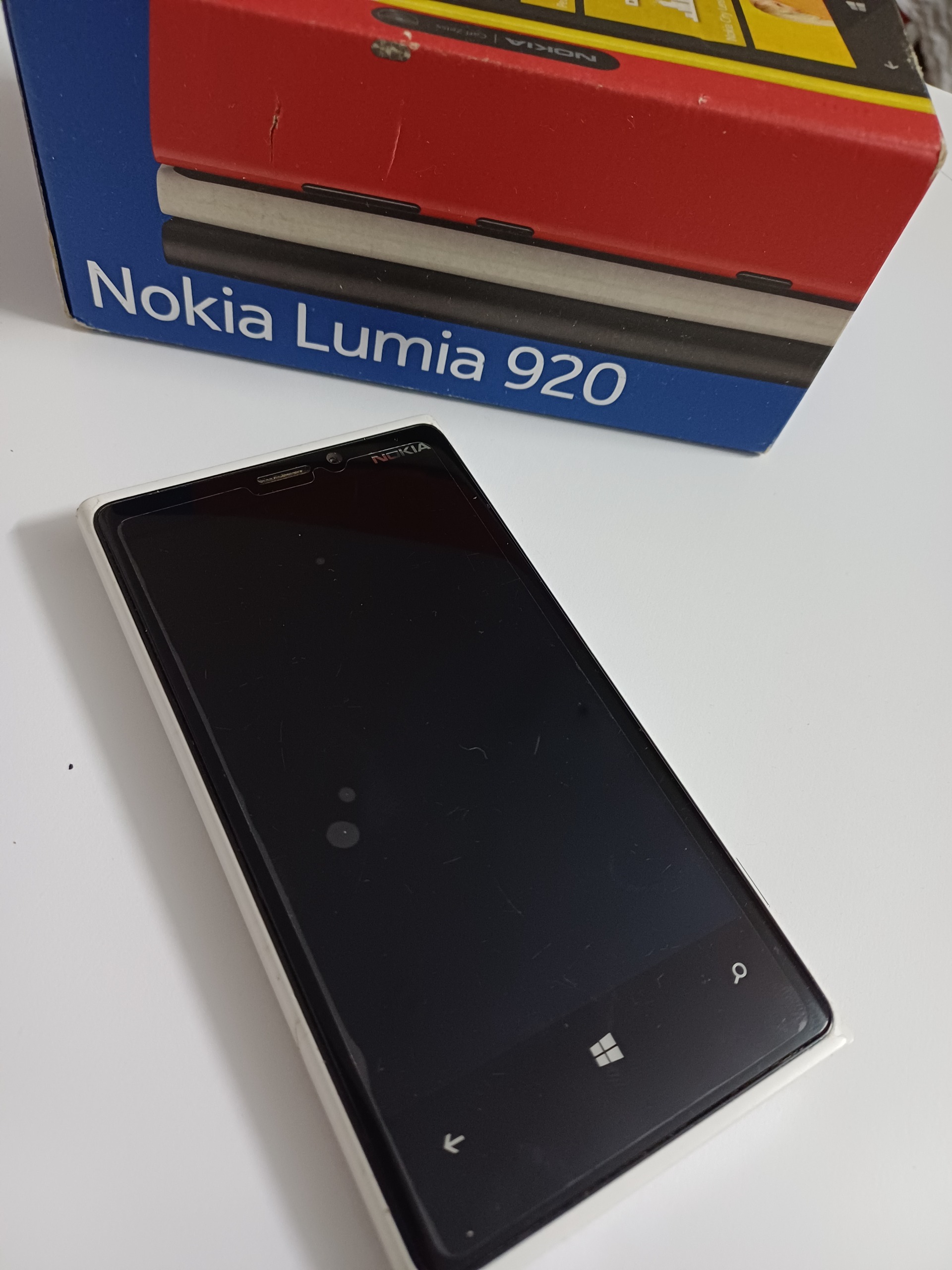 لومیا 920 زیبا و جان سخت