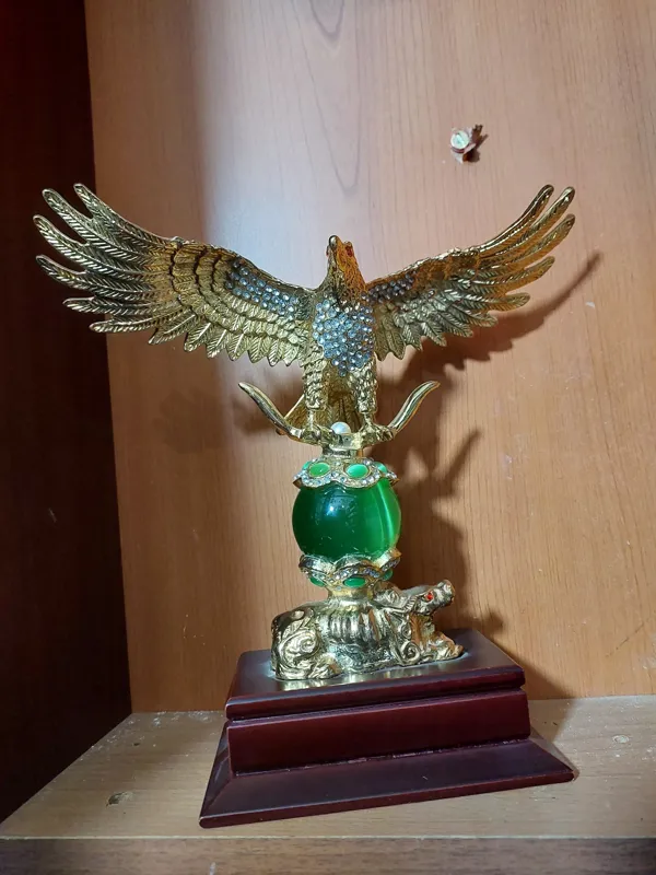 مجسمه بسیار زیبا عقاب طلایی