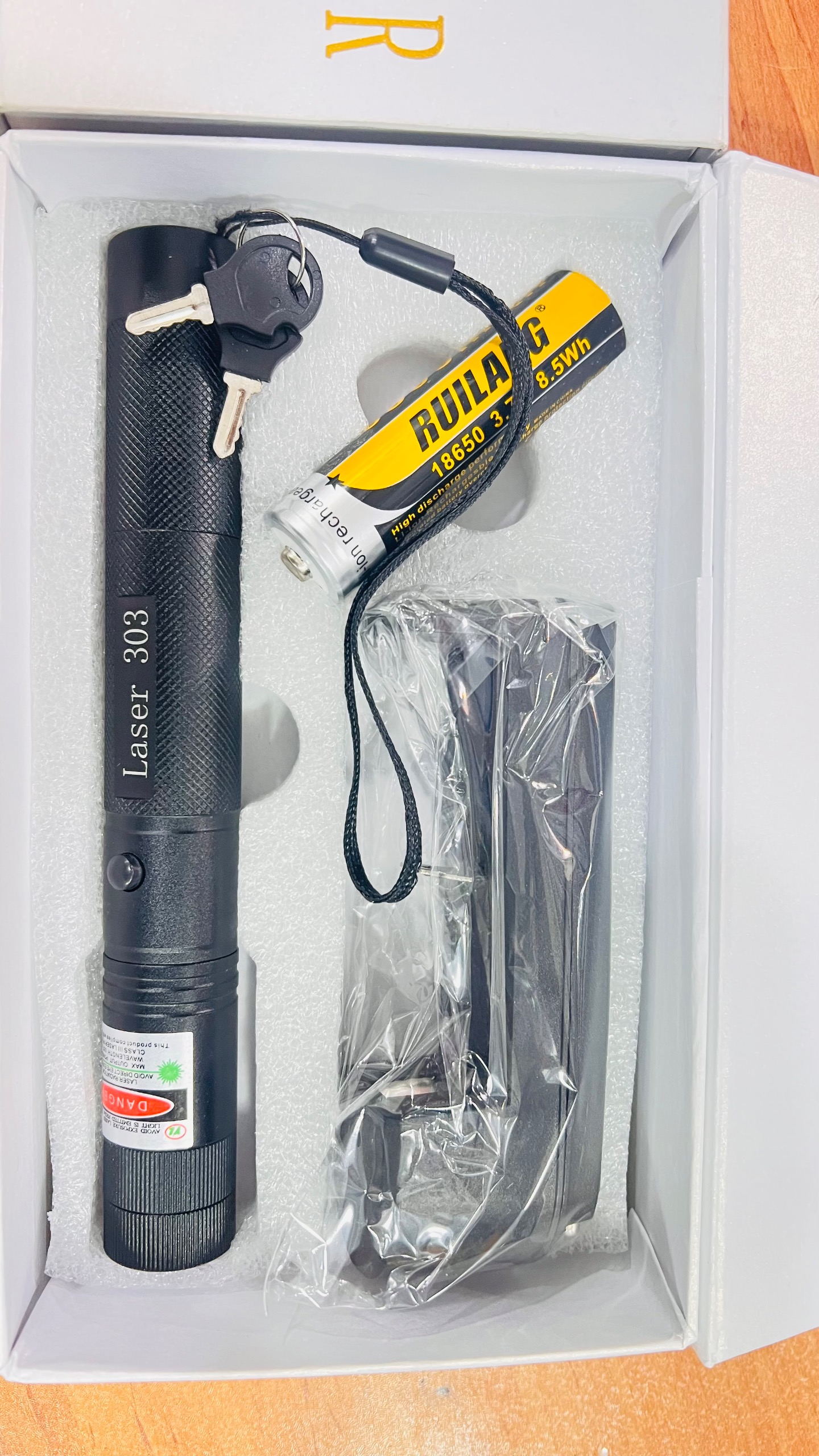 لیزر پوینتر نور سبز با باتری لیتیوم و شارژر