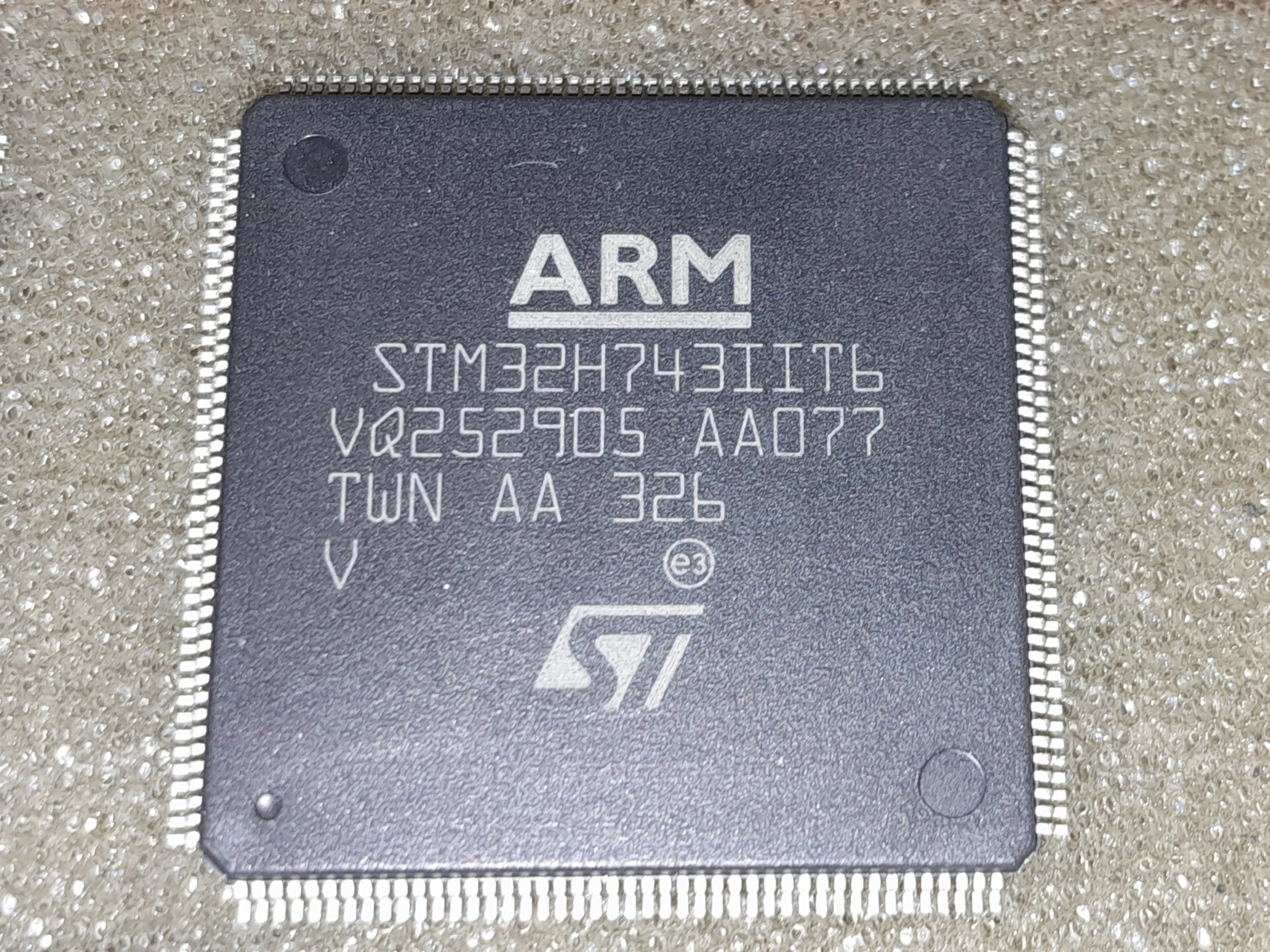 میکرو کنترلر STM32H743IIT6
