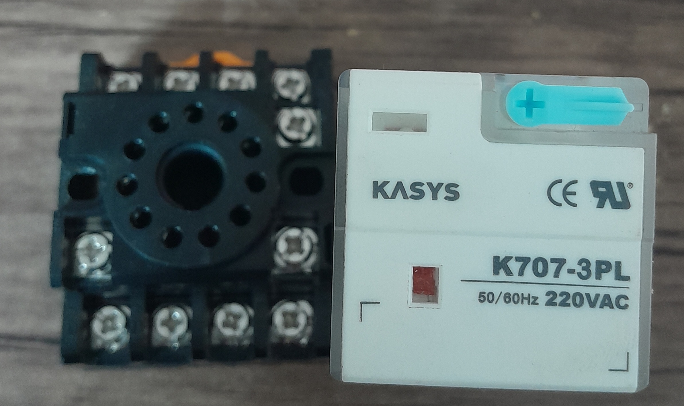 رله کاکن 220 ولت به همراه پایه K707-3PL