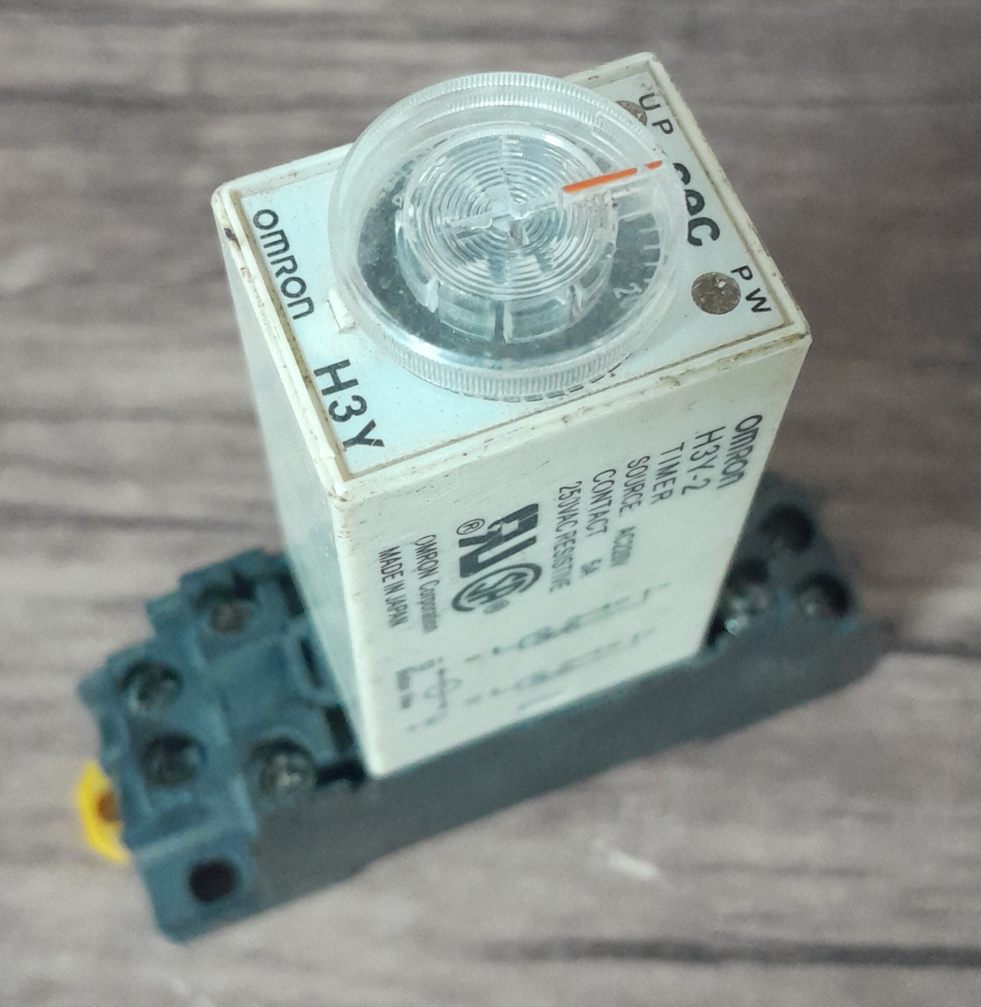 ربه تایمردار OMRON H3Y بهمراه پایه