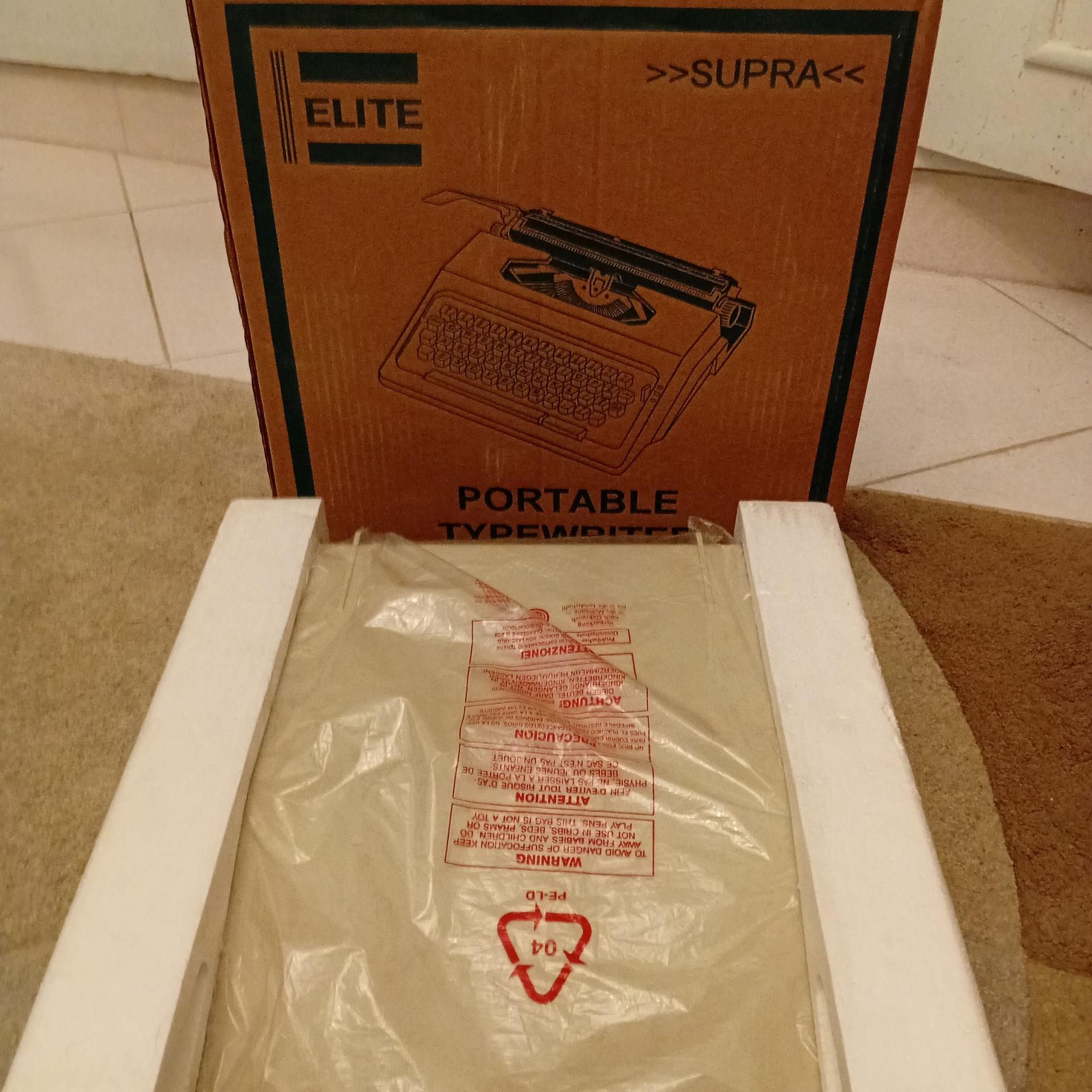 ماشین تحریر قدیمی آکبند و استفاده نشده