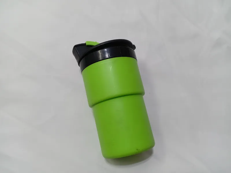 فلاسک کوچک شیکر یا لیوان درب دار