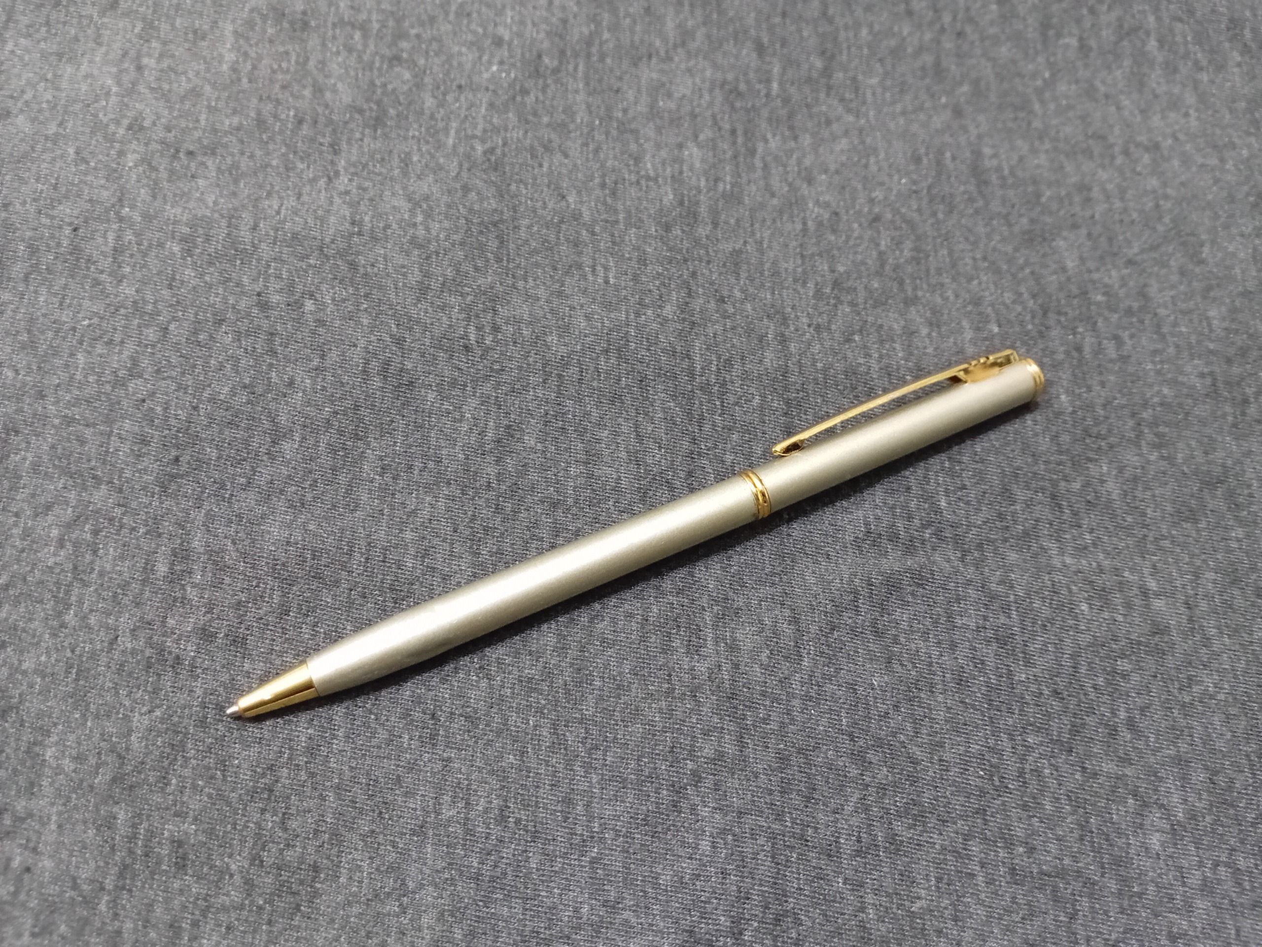 خودکار فلزی باریک قدیمی جوهر خشک دکوری