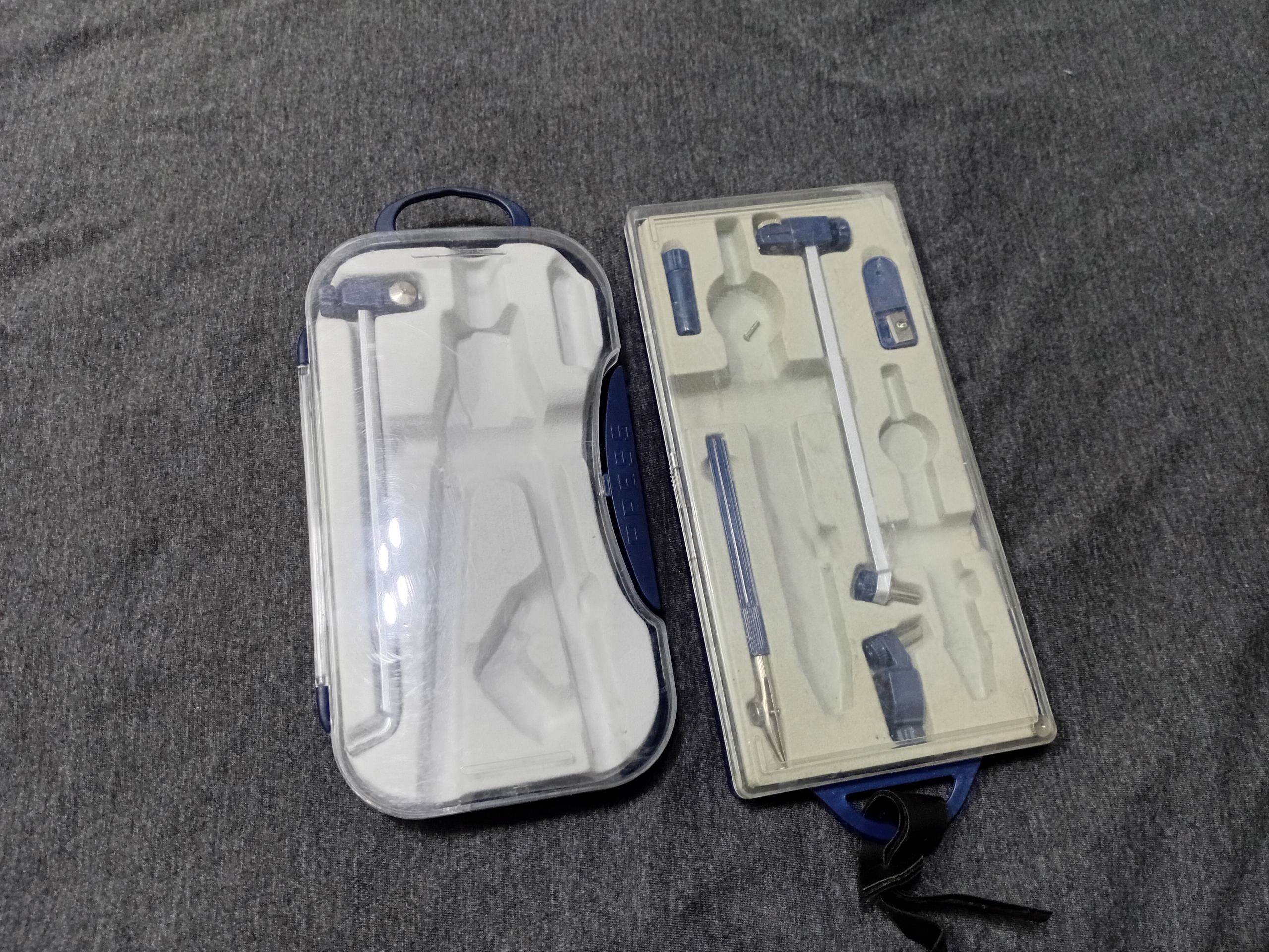 دو عدد جعبه خالی پرگار با چند قطعه