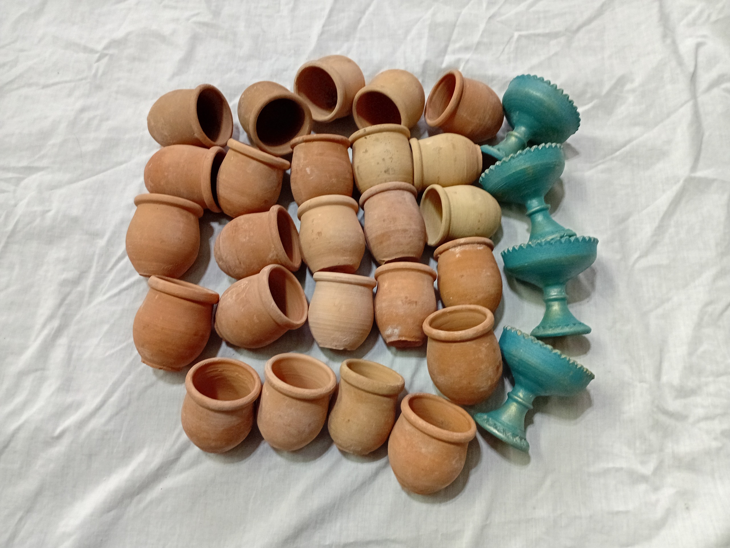 تعداد 29 قلم ظرف سفالی و کوزه کوچک