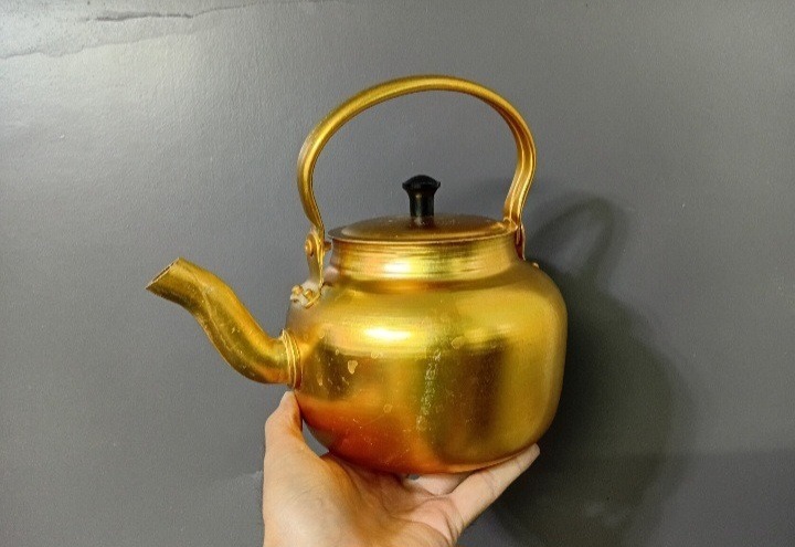 کتری کوچک قدیمی روکش طلایی آلومنیوم