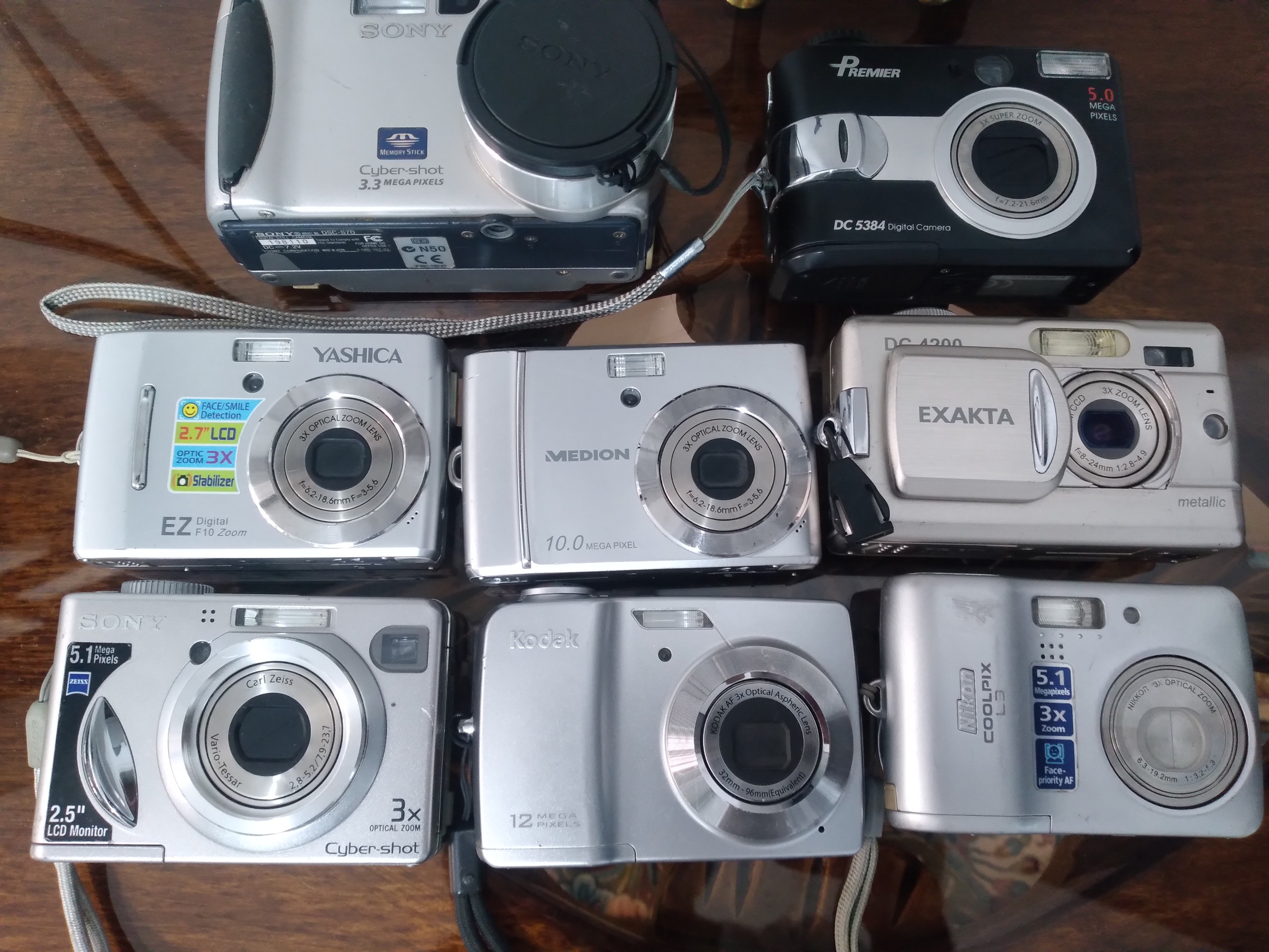 8تا دوربین دیجیتال