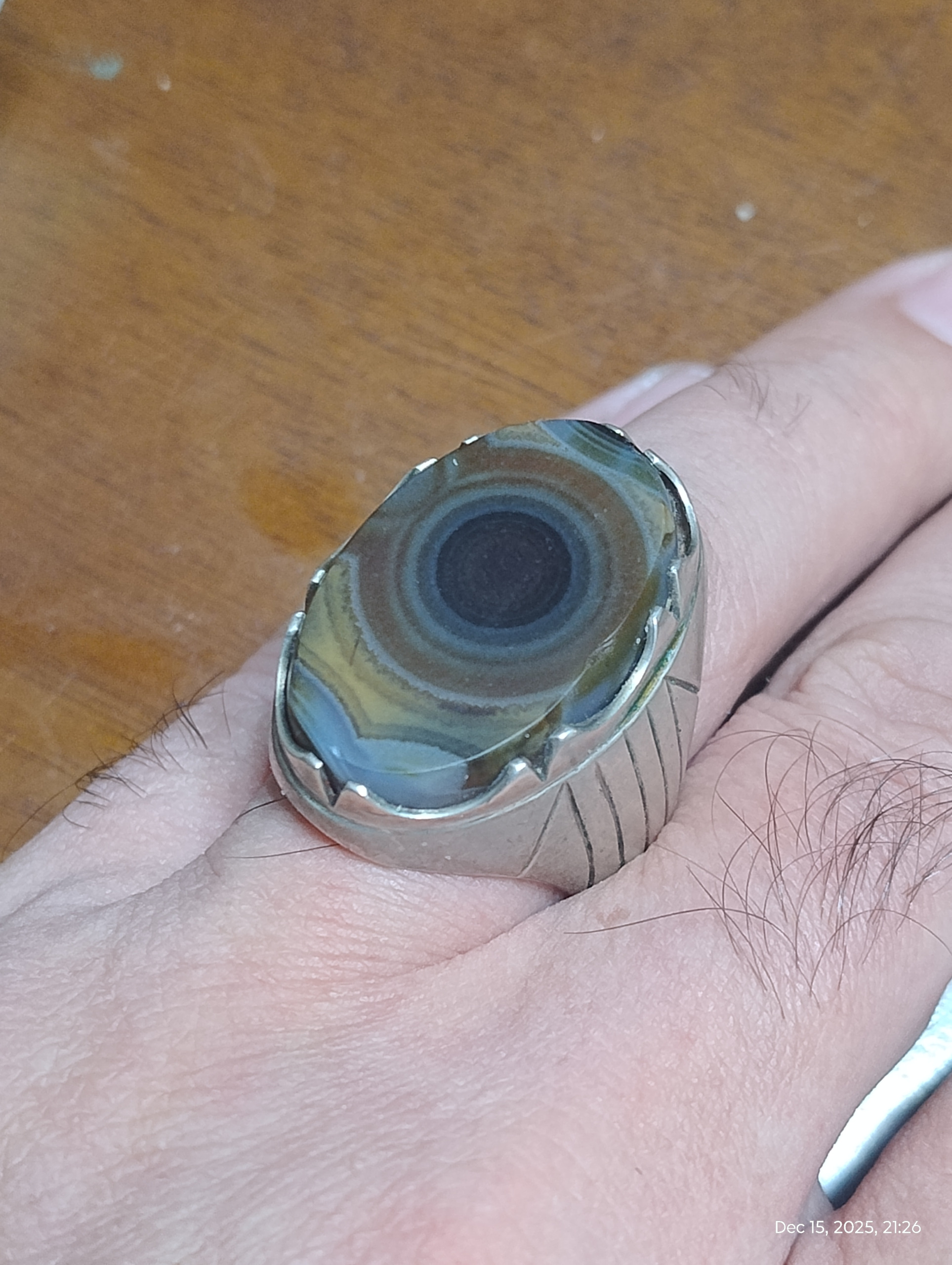 انگشتر قدیمی با سنگ چشم سوم جهان نما