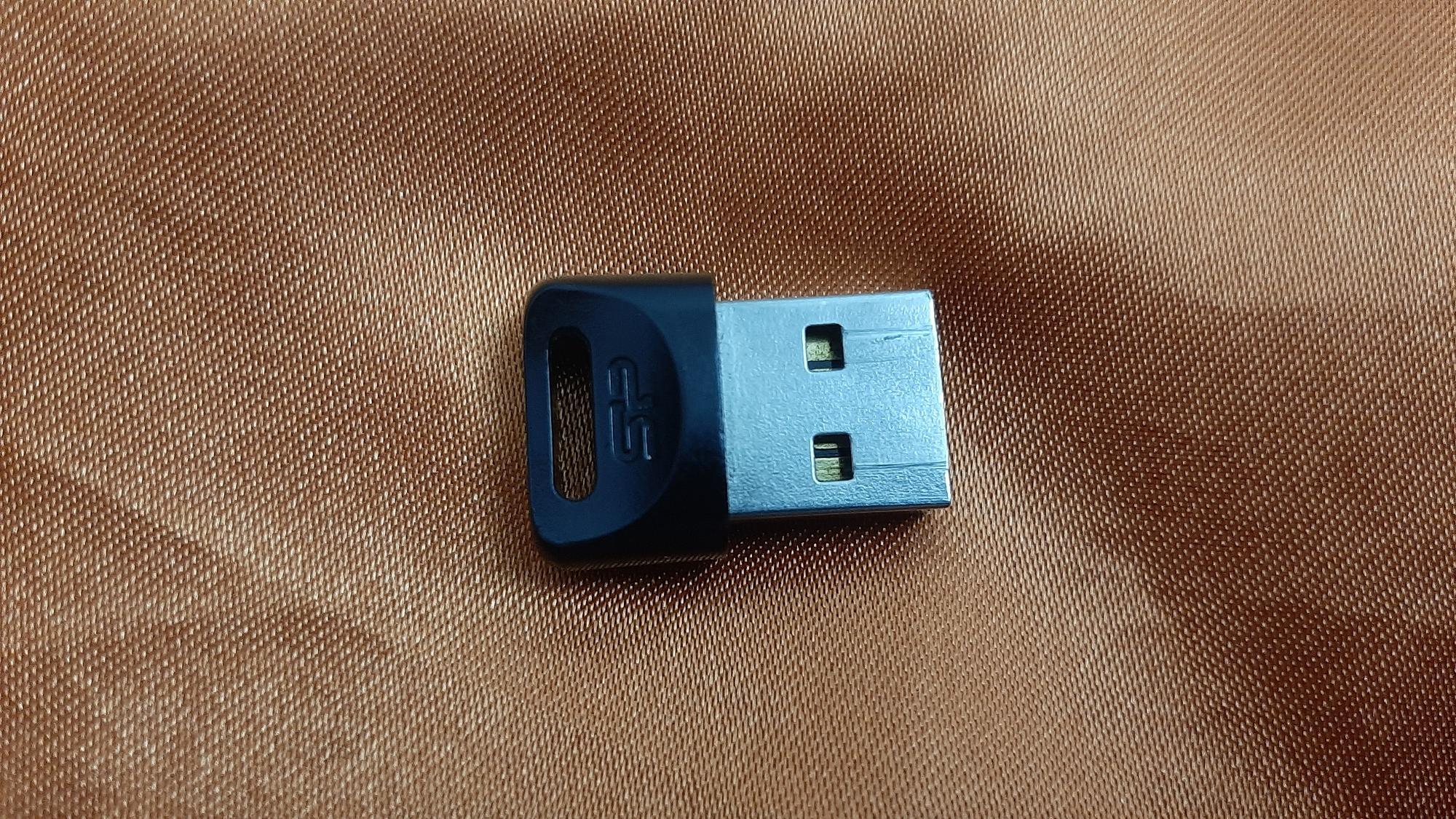 فلش 8 گیگ سیلیکون پاور (توضیحات)