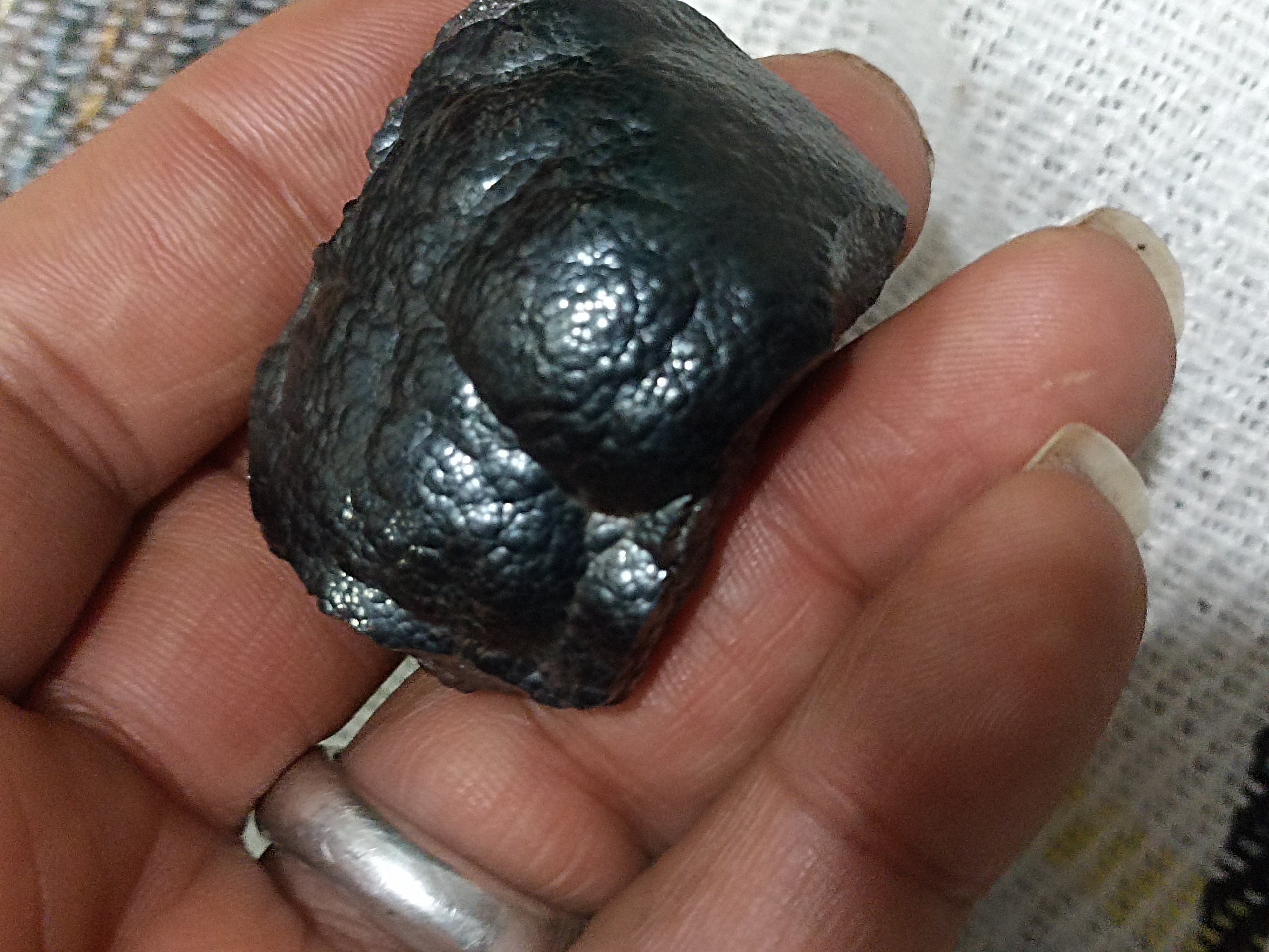 سنگ فلزی سیاه براق