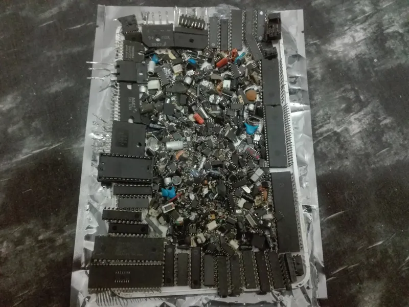 تعدادبسیارزیادی ازانواع قطعات الکترونیکی(کلا200گرم