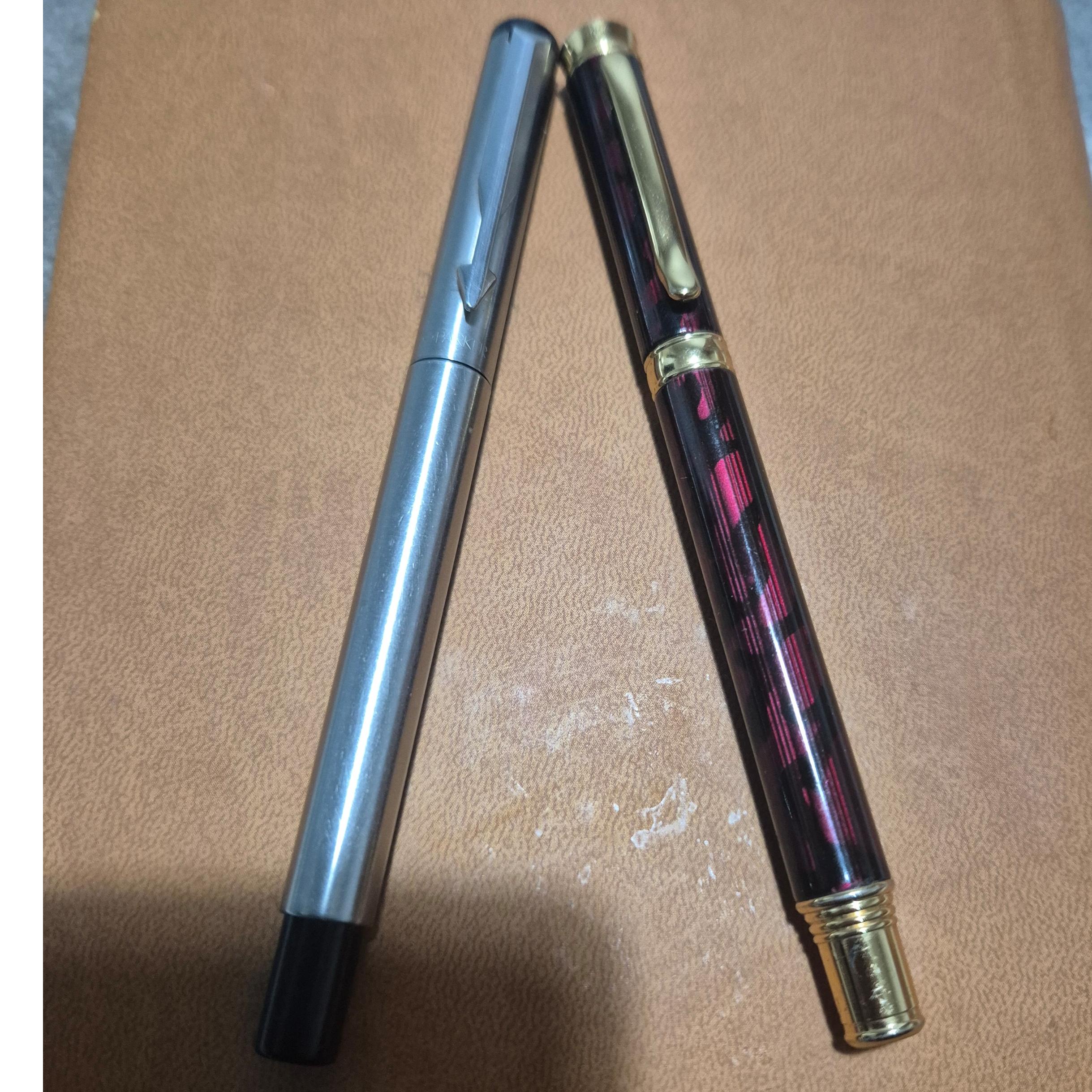 دو عدد خودنویس