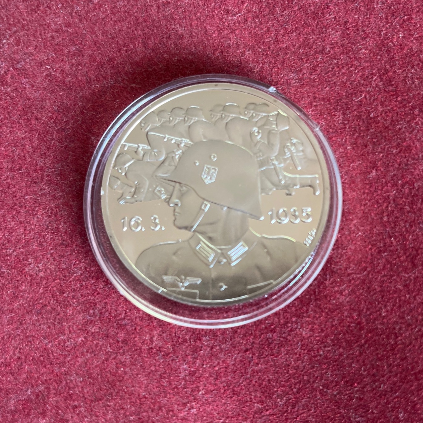 مدال یادبود سربازان جنگ جهانی و تصویر هیتلر