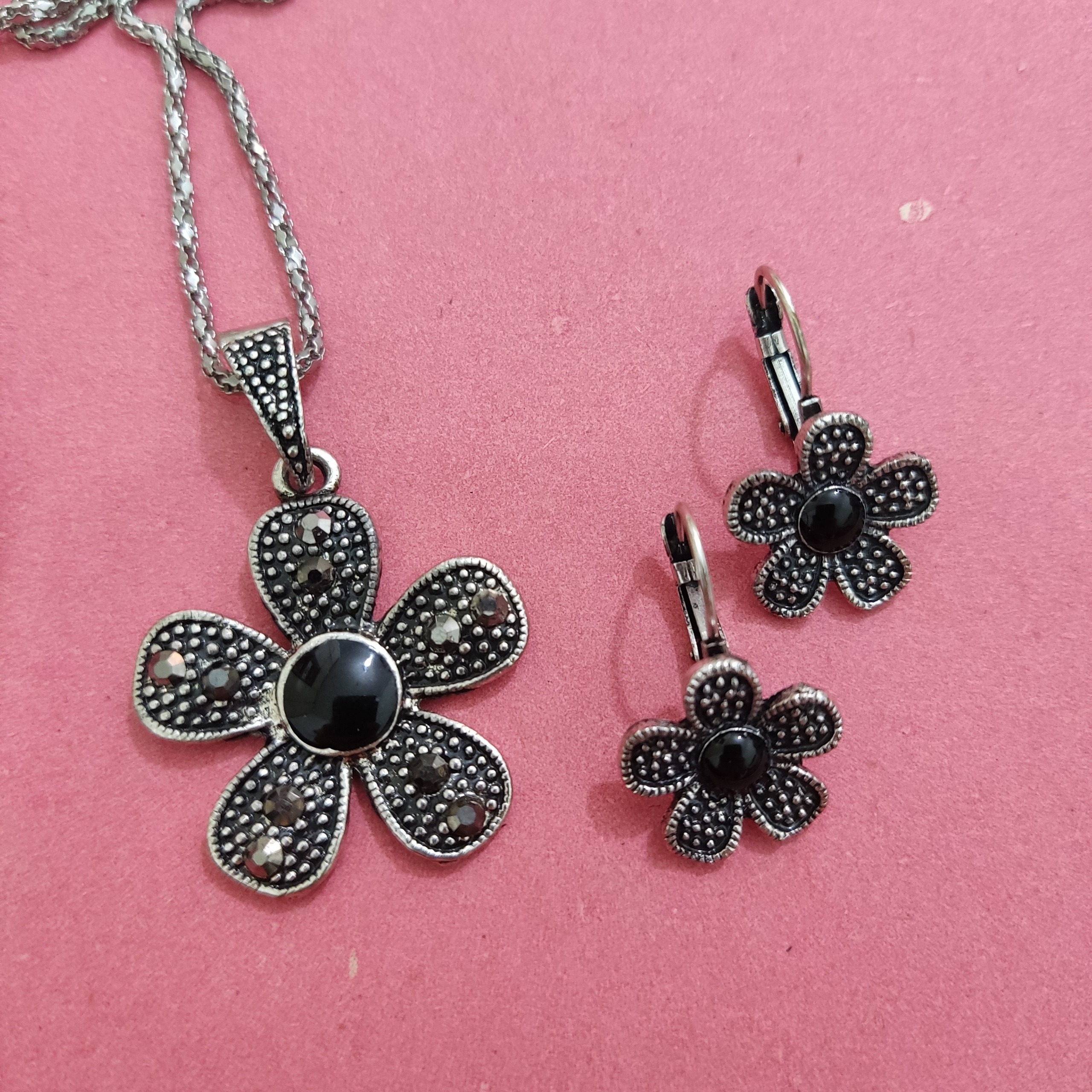 نیم ست بدل طرح گل نگین مشکی