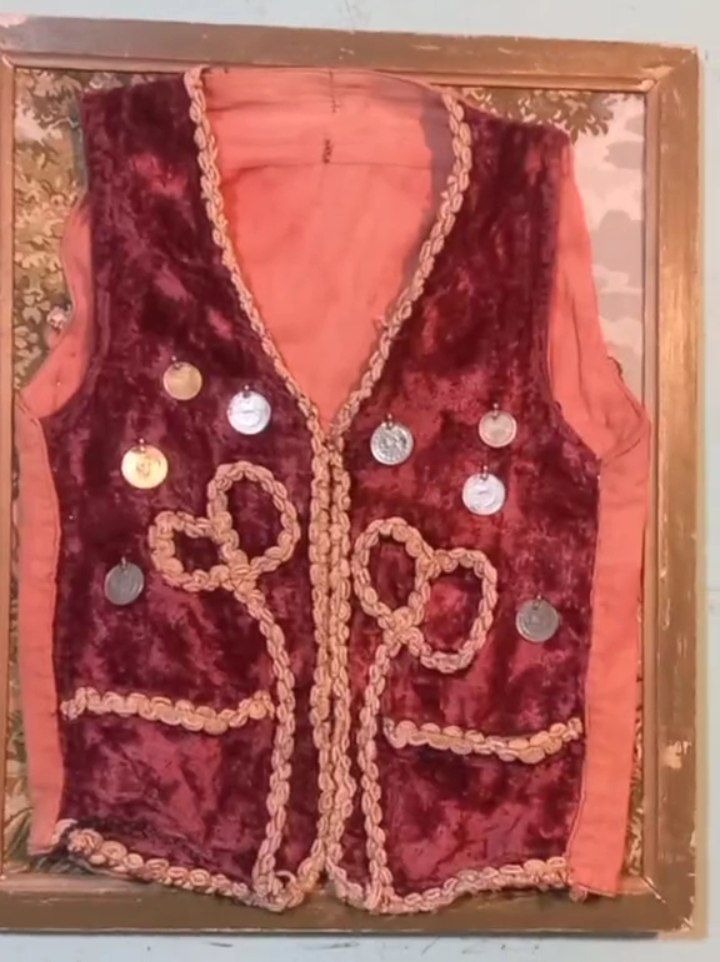 لباس موزه ی قجری یا اوایل رضاخان هست