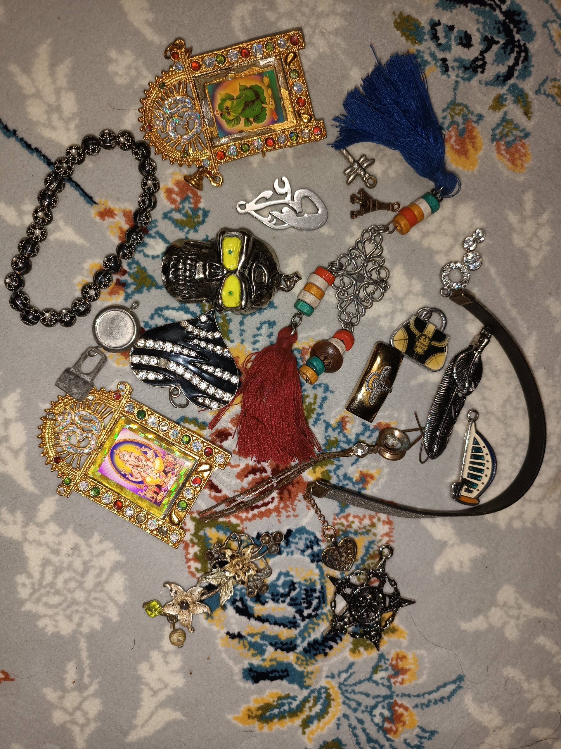 تعدادی آویز قدیمی آنتیک خاص کمیاب