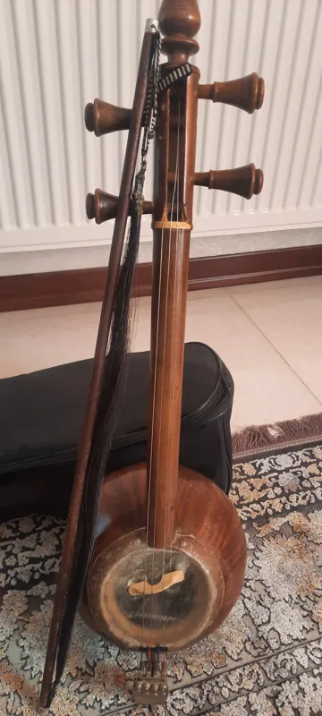 کمانچه قدیمی پشت بسته