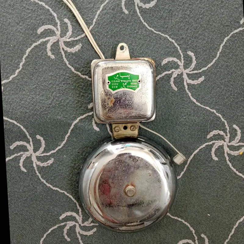 زنگ قدیمی مدرسه