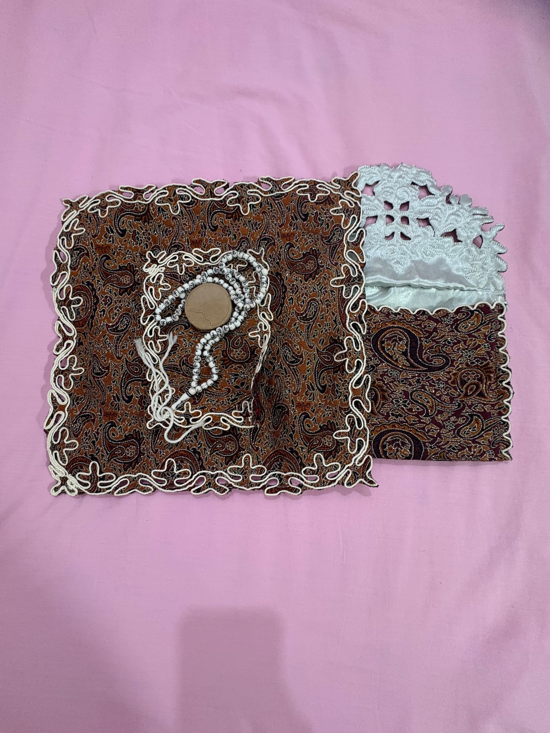 جانماز کیفی طرح ترمه بهمراه مهر و تسبیح