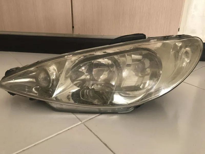 یک جفت چراغ جلو 206