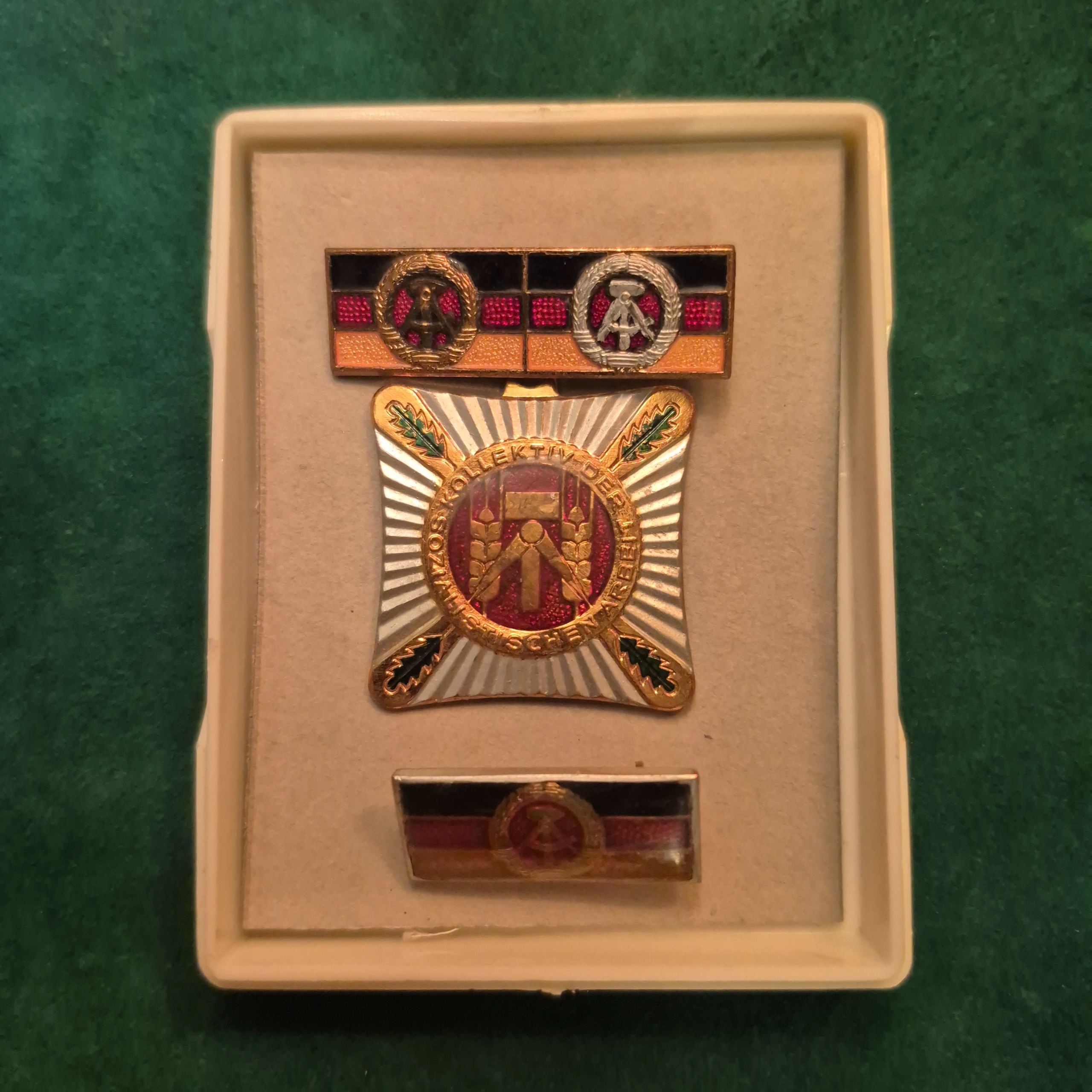 مدال افتخار ارتش آلمان شرقی شوروی همراه جعبه