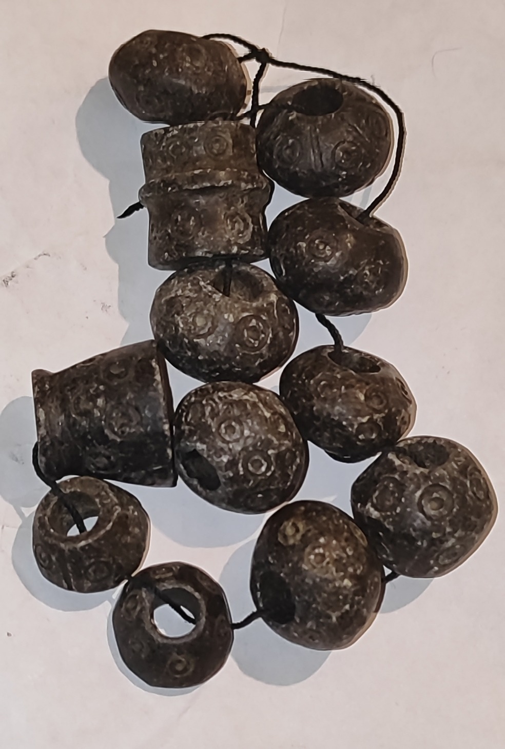 مجموعه دوازده عدد مهره سنگی کهنه کاردار
