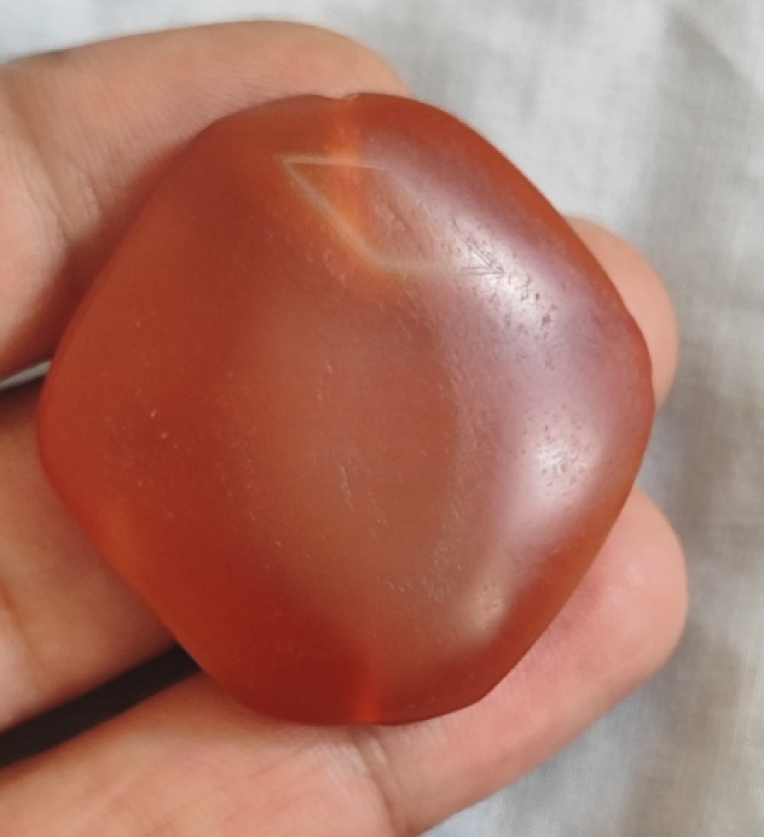 مهره عقیق بزرگ و کهنه (تراش زبانی )