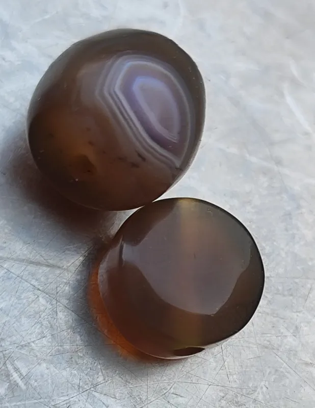 دو عدد مهره جزع کهنه آبدار و بسیار زیبا