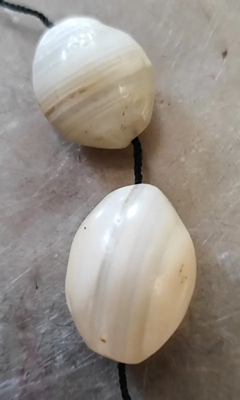 دوتا مهره عقیق کهنه و باستانی