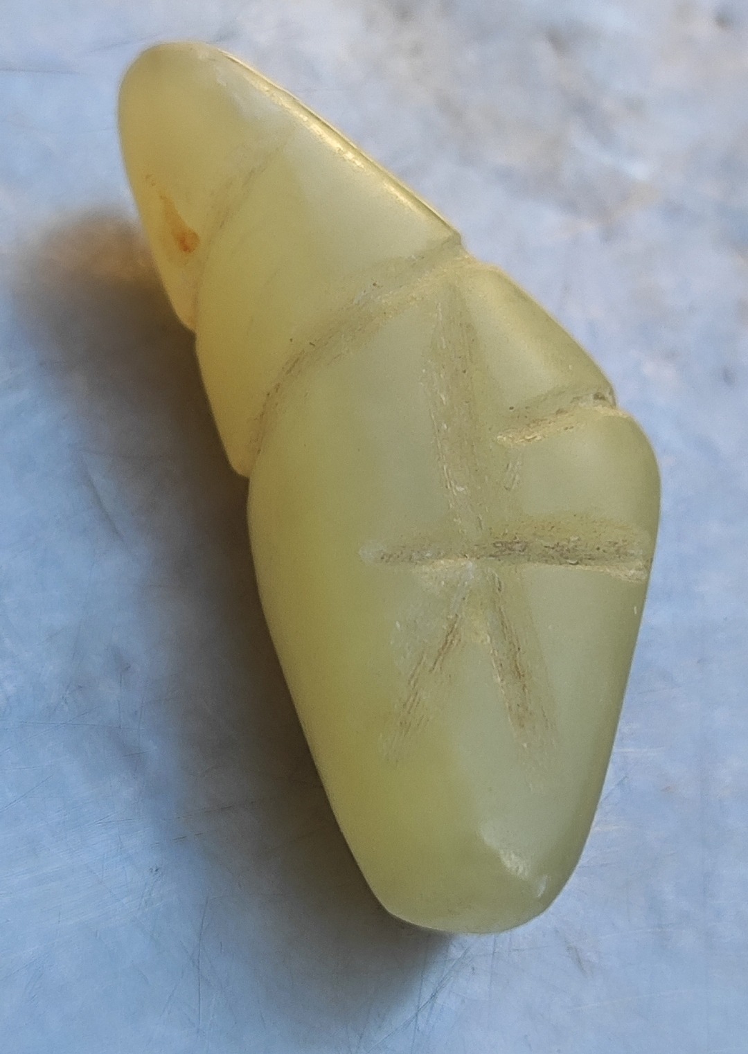 مهره یشم کهنه نشاندار