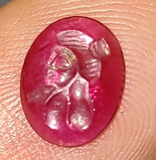 نشان بانوی یا الهه باستانی بر یاقوت سیلان