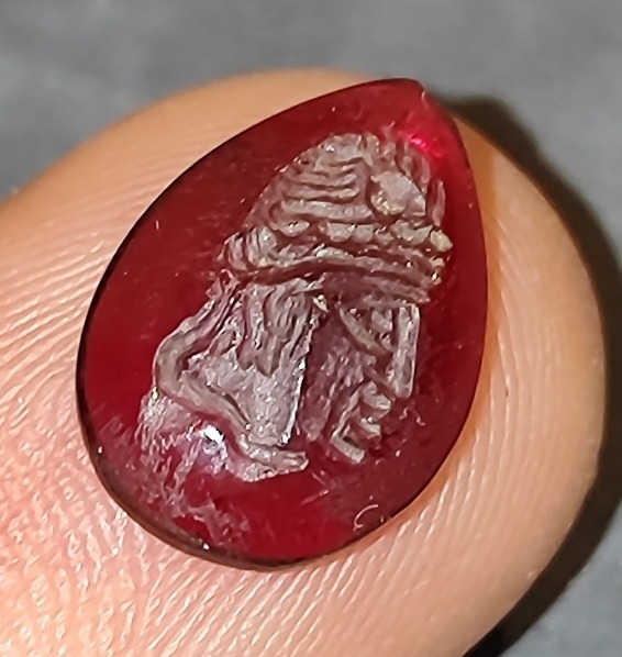 نشان کهنه یاقوت سیلان( رخ باستانی  )