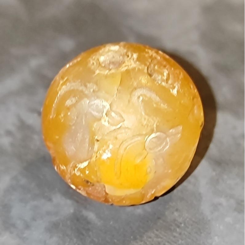 مهره عقیق کهنه با  نقش و نشان شکارگاه