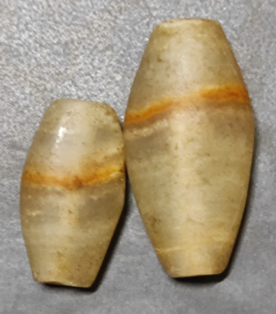 جفت مهره سنگی کهنه و باستانی تراش زبانی