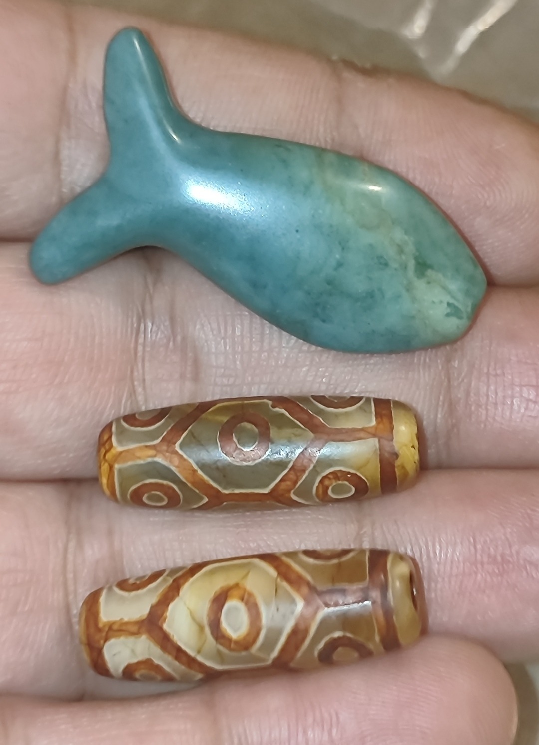 دو عدد مهره تبتی و یک یشم تراش ماهی