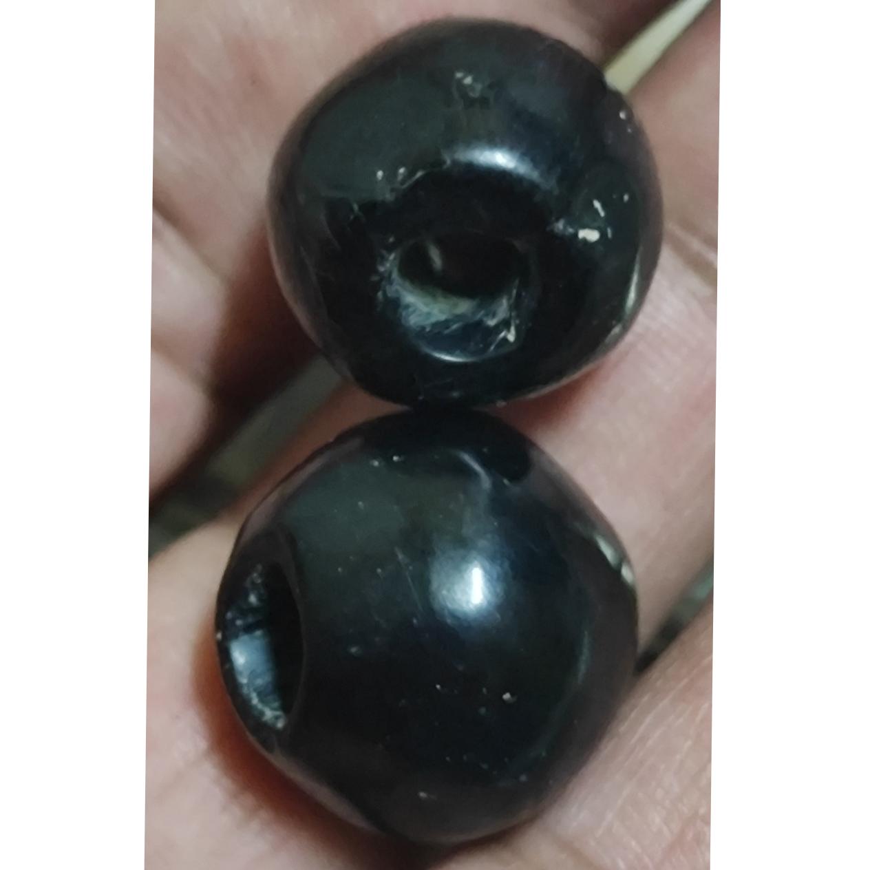 جفت مهره باستانی کهربای سیاه