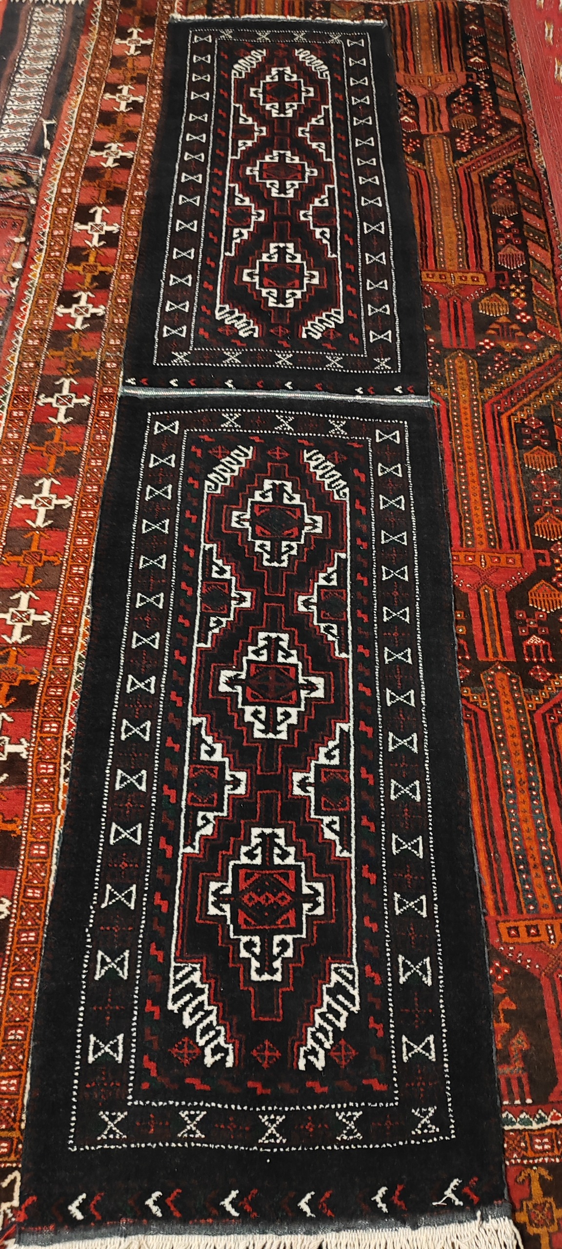 یک جفت قالیچه قدیمی نقش بلوچی