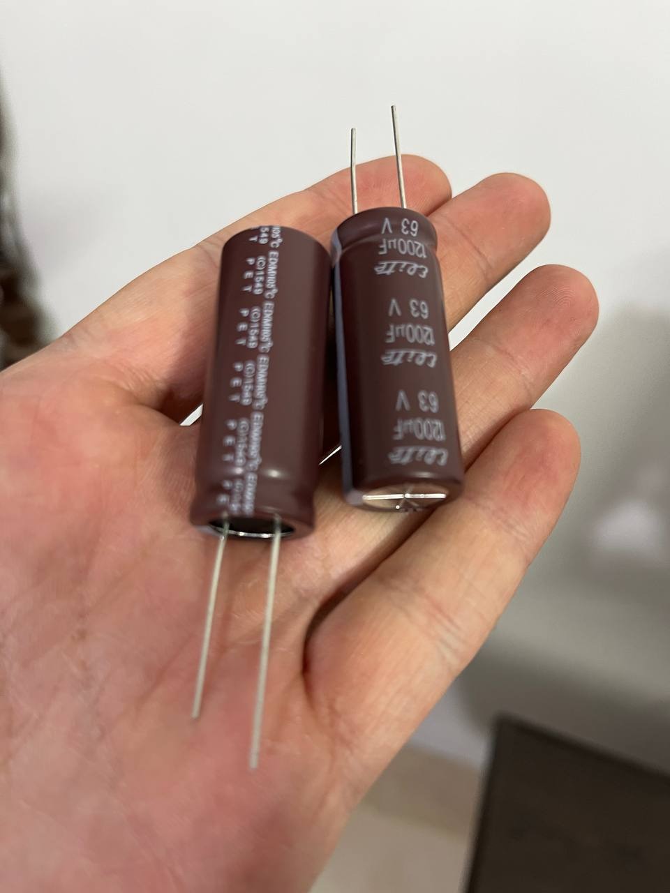 پک 60 تایی خازن 1200 میکرو فاراد 63 ولت الکترولیت