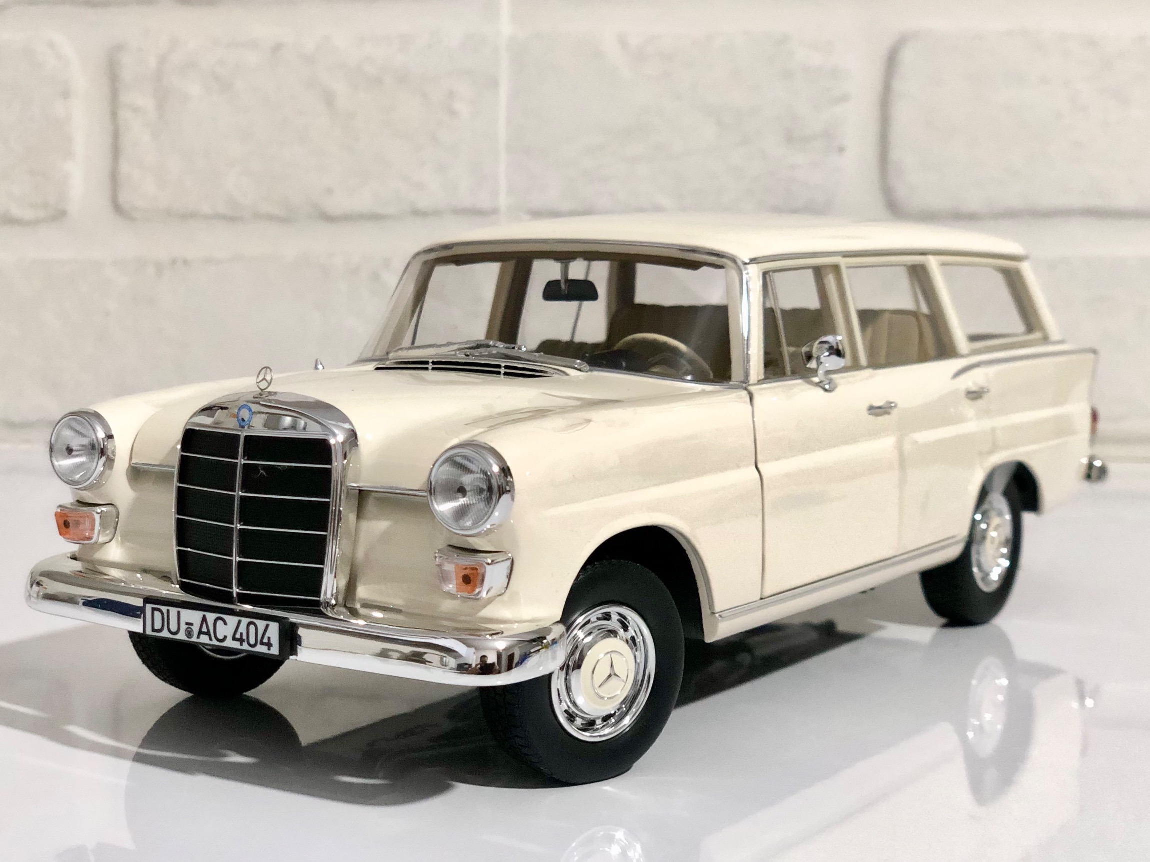 ماکت بینظیر بنز universal نورو 1/18