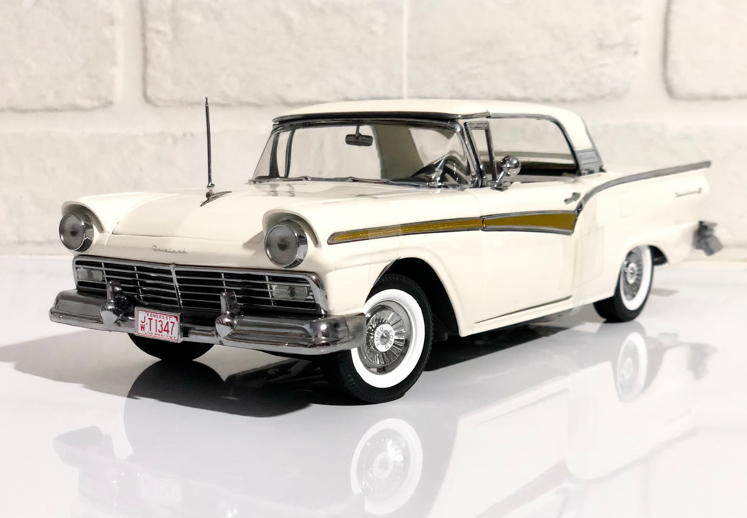 ماکت بینظیر فورد FAIRLANE سان استار 1/18
