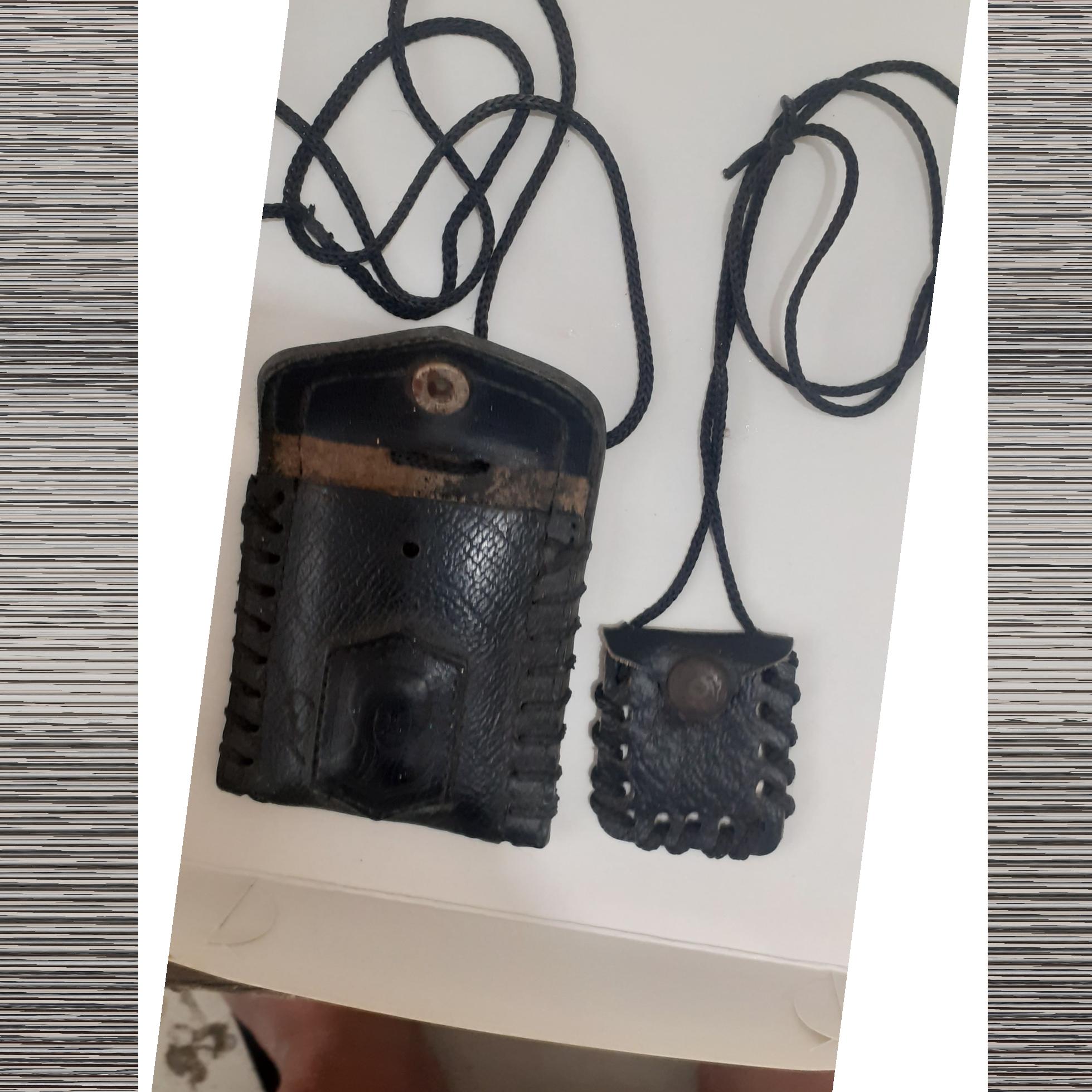 دو تا گردن اویز چرمی