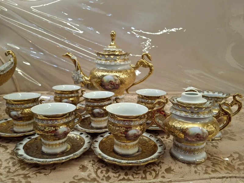 سرویس صبحانه خوری چینی طلایی 17 پارچه