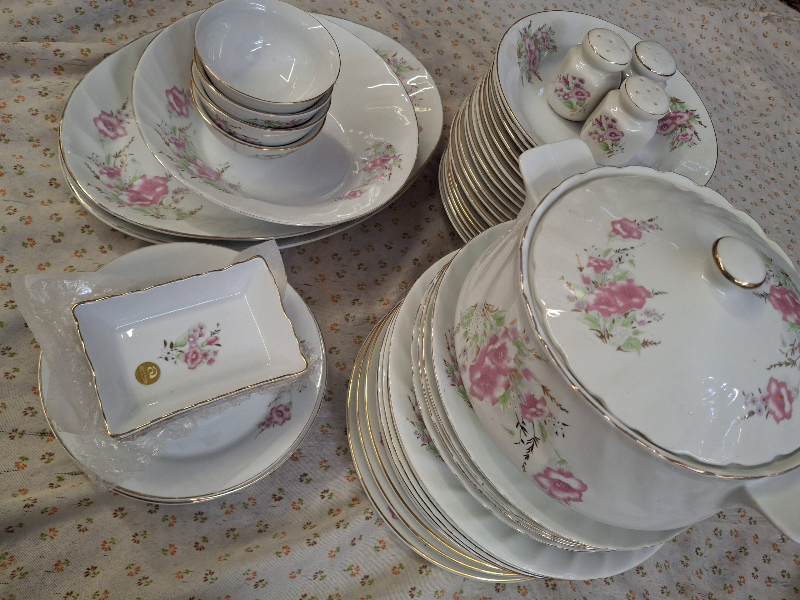 سرویس چینی پذیرایی گل عروس 52 پارچه